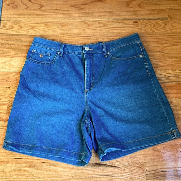 Gloria Vanderbilt Amanda Shorts - Picture 1 of 11